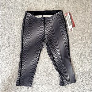 New Balance Black/Gray Printed Capri Workout Leggings- S